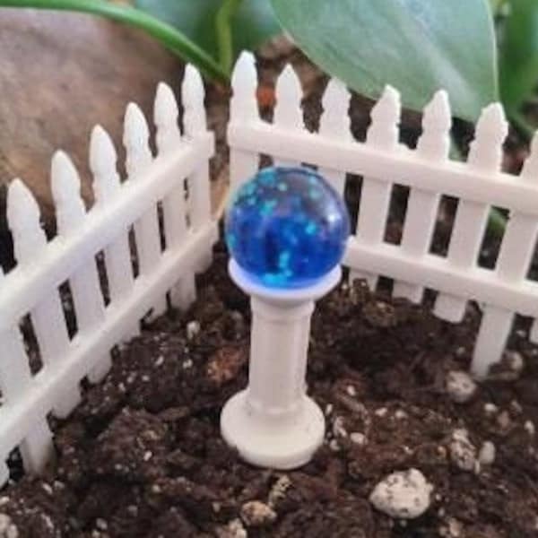 Sprookjesachtige tuinbol die oplicht