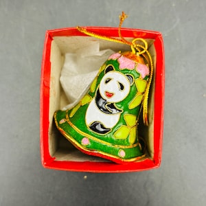 Cloisonne Emaille Metall Weihnachtsverzierung Glocke Panda Bambus grüner Hintergrund
