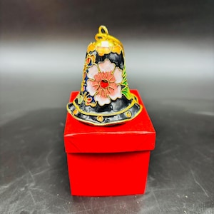 Cloisonne Emaille Metall Weihnachtsverzierung Glocke rosa Blume auf schwarzem Hintergrund
