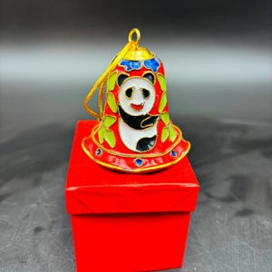 Cloisonne Emaille Metall Weihnachtsverzierung Glocke Panda Bambus auf rotem Hintergrund
