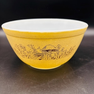 Vintage Pyrex  1.5 Qt. Round Mixing Bowl Forest Fancies Brown Mushroom #402