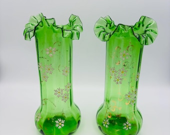 Jarrones victorianos de vidrio verde soplado a mano con esmalte floral bohemio, par antiguo
