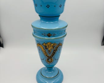 Jarrón de repisa de vidrio opalino azul antiguo con detalles florales y dorados pintados a mano