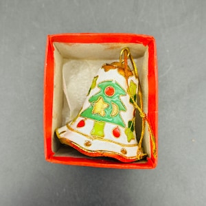 Cloisonne Emaille Metall Weihnachtsverzierung Glocke Baum Pointsettia Weißer Hintergrund