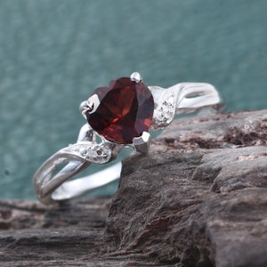 Vintage Garnet Wedding Ring Heart Cut Gemstone Ring Gold Dainty Moissanite Ring Bridesmaid Gift For Love Anniversary Promise Garnet Ring G6L