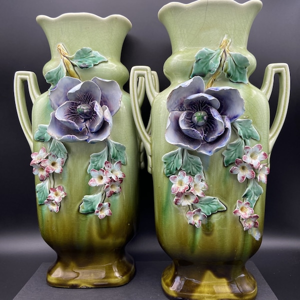 Vases Art Nouveau 1900 céramique Barbotine Majolique Fleurs en reliefs Violet vert - paire #artnouveau