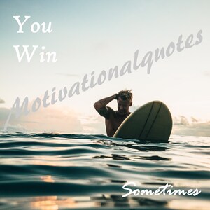 K&ouml;nnte beinhalten: Ein motivierendes Zitat, "Sometimes you win, sometimes you learn", wird auf einem blau-wei&szlig;en Hintergrund angezeigt. Eine Person sitzt auf einem Surfbrett im Meer und blickt auf das Wasser.