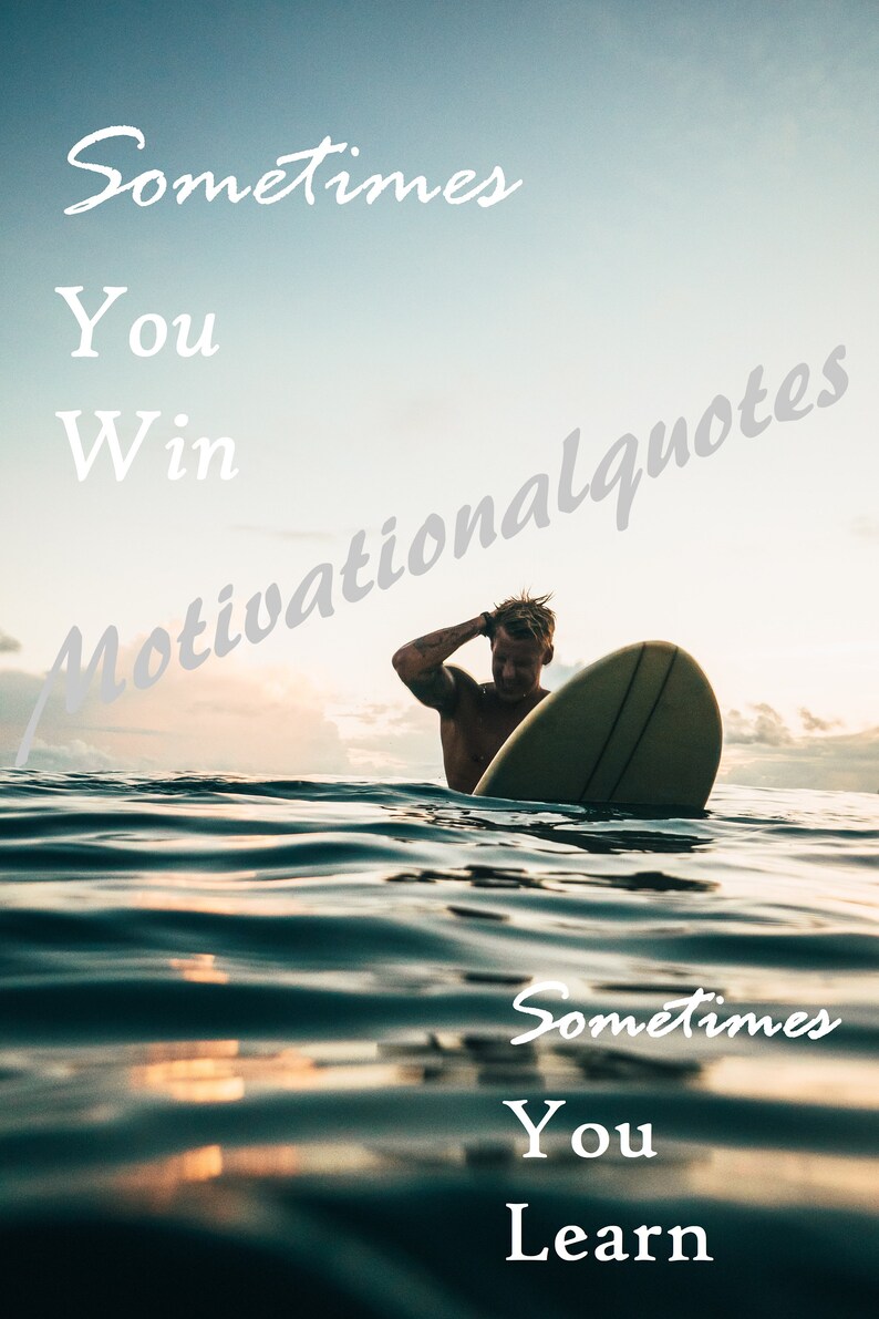 K&ouml;nnte beinhalten: Ein motivierendes Zitat, "Sometimes you win, sometimes you learn", wird auf einem blau-wei&szlig;en Hintergrund angezeigt. Eine Person sitzt auf einem Surfbrett im Meer und blickt auf das Wasser.