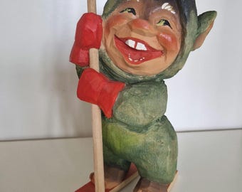 Henning Stor Vintage Norsk Handsnidad Trä Skidtroll (7,8 tum)