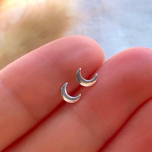 Tiny Sterling Silver Moon Stud Earrings Silver Crescent Moon Earrings, Tiny Stud Earrings, Celestial Earrings, Minimalist Earrings Bild 1