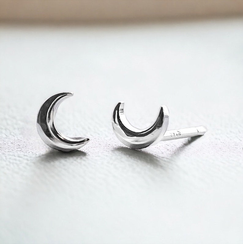 Tiny Sterling Silver Moon Stud Earrings Silver Crescent Moon Earrings, Tiny Stud Earrings, Celestial Earrings, Minimalist Earrings Bild 3