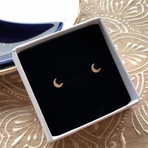 Tiny Sterling Silver Moon Stud Earrings Silver Crescent Moon Earrings, Tiny Stud Earrings, Celestial Earrings, Minimalist Earrings Bild 2