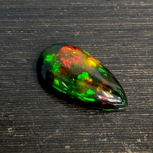 Eld! 21,85 CTS Svart honeycomb-opal från Etiopien. Gulgrön dominerad sten, ren färgnyans med massor av eld. bild 1