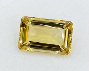 Puede incluir: Una piedra preciosa amarilla con un corte rectangular esmeralda.