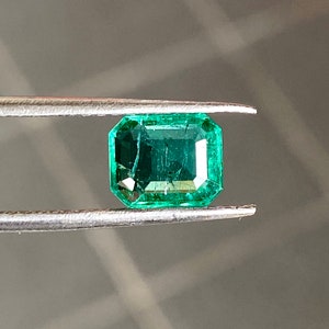1.87carats. 100%Natural Emerald / Genuine Zambian Emerald 8.5 X 6.9mm.