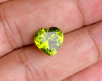 Heiß! Natürliche Peridot Herz Form Edelstein 3,76 cts exzellenten Schliff. Brillanter Lüster.