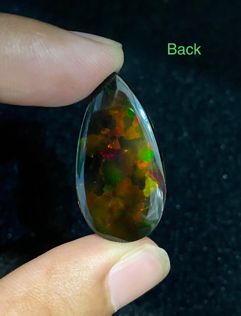 Eld! 21,85 CTS Svart honeycomb-opal från Etiopien. Gulgrön dominerad sten, ren färgnyans med massor av eld. bild 7