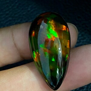 Eld! 21,85 CTS Svart honeycomb-opal från Etiopien. Gulgrön dominerad sten, ren färgnyans med massor av eld. bild 4
