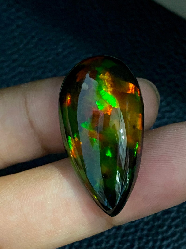 Eld! 21,85 CTS Svart honeycomb-opal från Etiopien. Gulgrön dominerad sten, ren färgnyans med massor av eld. bild 4
