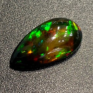 Eld! 21,85 CTS Svart honeycomb-opal från Etiopien. Gulgrön dominerad sten, ren färgnyans med massor av eld. bild 5