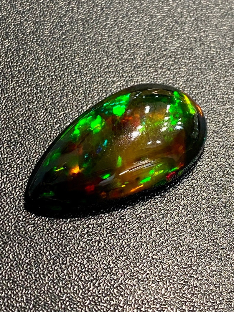 Eld! 21,85 CTS Svart honeycomb-opal från Etiopien. Gulgrön dominerad sten, ren färgnyans med massor av eld. bild 5