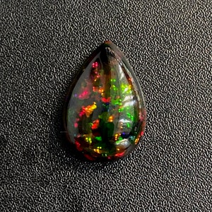 16 st naturlig svart Welo-opal från Etiopien. Stor svart opal 23,5 x 16,3 x 8,7 mm päronformad cabochon