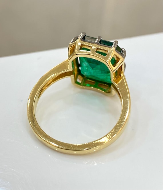 ゴージャスな 5.30CT 天然グリーン エメラルド リング。18K イエロー 