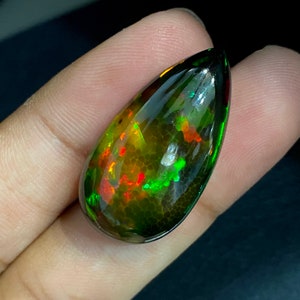 Eld! 21,85 CTS Svart honeycomb-opal från Etiopien. Gulgrön dominerad sten, ren färgnyans med massor av eld. bild 3