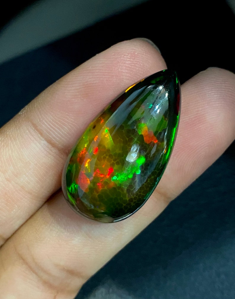 Eld! 21,85 CTS Svart honeycomb-opal från Etiopien. Gulgrön dominerad sten, ren färgnyans med massor av eld. bild 3