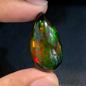 Eld! 21,85 CTS Svart honeycomb-opal från Etiopien. Gulgrön dominerad sten, ren färgnyans med massor av eld. bild 2