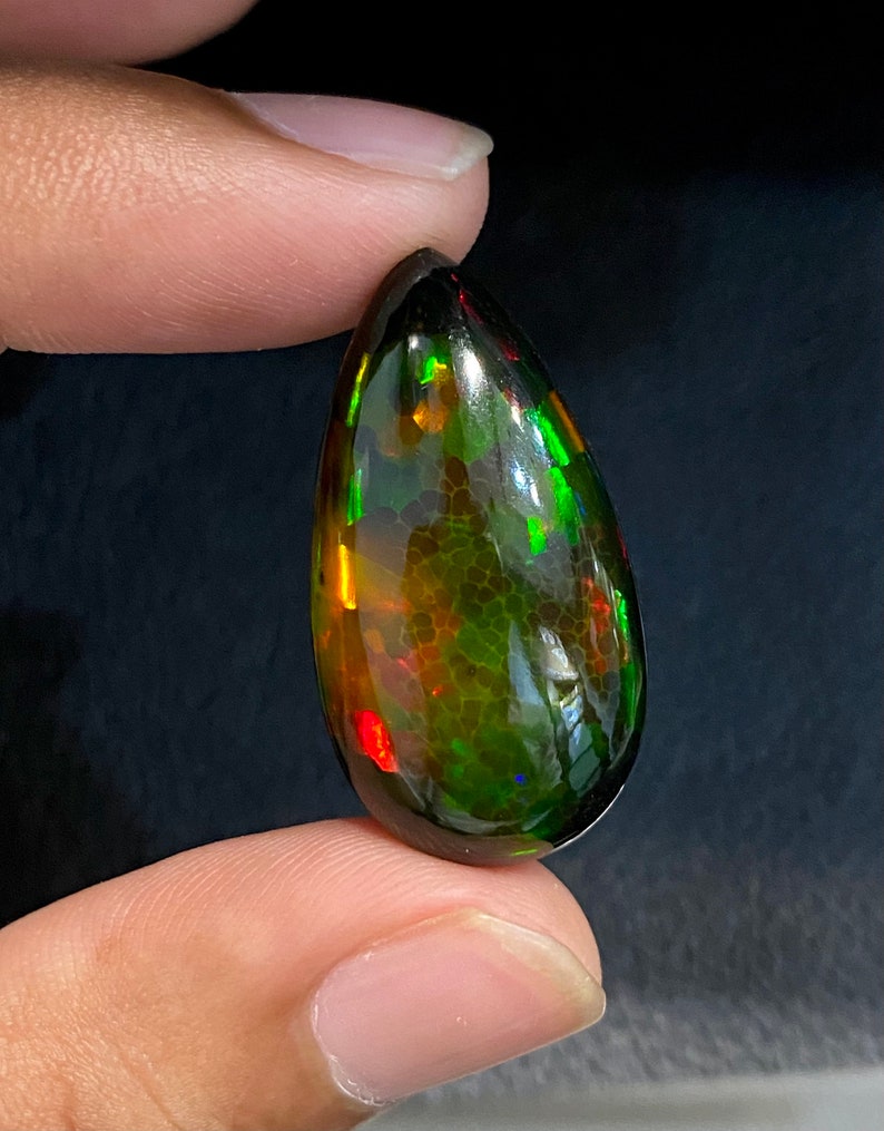 Eld! 21,85 CTS Svart honeycomb-opal från Etiopien. Gulgrön dominerad sten, ren färgnyans med massor av eld. bild 2