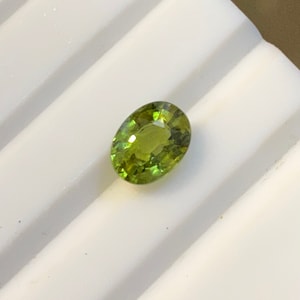 1.88CTS Saphir Vert très bonne coupe, Forme ovale