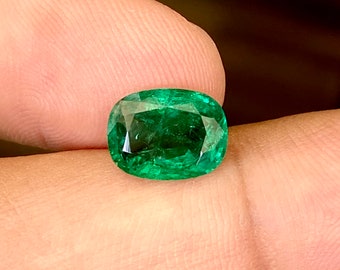 Impresionante esmeralda de Zambia de color verde vivo de 2 quilates. Esmeralda suelta de talla cojín. Esmeralda de primera calidad.