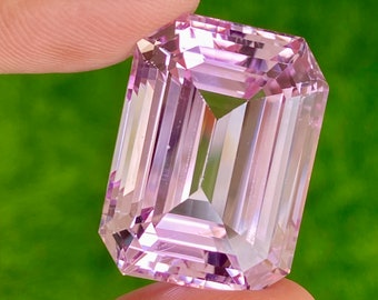 Meraviglioso! Kunzite naturale da 71,60 carati, taglio ottagonale. Lustro superiore rosa lavanda. Kunzite per anello o pendente di grandi dimensioni.