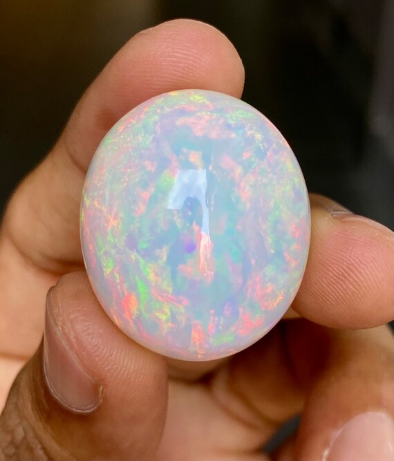 Opale Welo blanche cabochon ovale de 3,34 carats d'Éthiopie