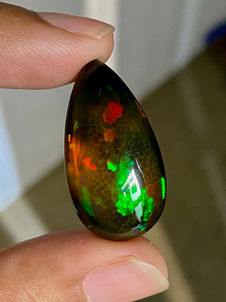 Eld! 21,85 CTS Svart honeycomb-opal från Etiopien. Gulgrön dominerad sten, ren färgnyans med massor av eld. bild 6
