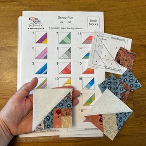 Puede incluir: Un conjunto de 18 bloques de patchwork de medio cuadrado (HST) con patrones de costura en papel. Los bloques est&aacute;n hechos de una variedad de telas en tonos de azul, rojo, rosa, amarillo y verde. Los bloques miden 7,6 cm de lado.