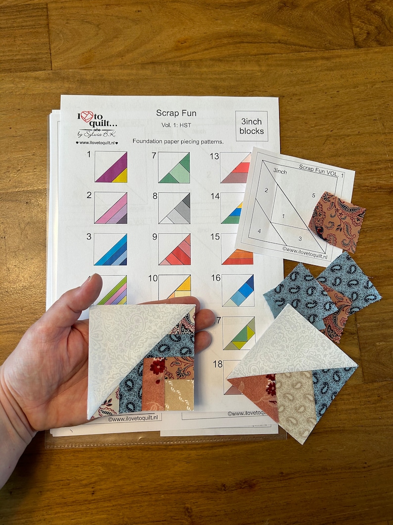 Puede incluir: Un conjunto de 18 bloques de patchwork de medio cuadrado (HST) con patrones de costura en papel. Los bloques est&aacute;n hechos de una variedad de telas en tonos de azul, rojo, rosa, amarillo y verde. Los bloques miden 7,6 cm de lado.
