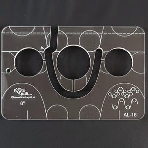 Puede incluir: Una plantilla de acolchado de plástico transparente con un diseño curvo y múltiples círculos. La plantilla está etiquetada con "I love to quilt..." y "AL-16".