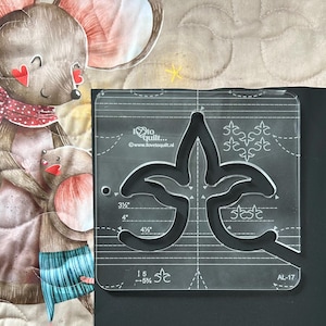 Puede incluir: Una plantilla de acolchado de plástico transparente con un diseño floral. La plantilla tiene medidas en pulgadas y el texto "I love to quilt... @www.ilovetoquilt.nl" y "AL-17".