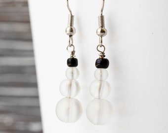 Boucles d'oreilles bonhomme de neige givré | Boucles d'oreilles bonhomme de neige | Boucles d'oreilles simples bonhomme de neige | Boucles d'oreilles sphère givrées | Boucles d'oreilles blanches bonhomme de neige
