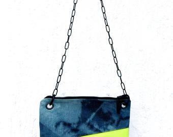 Bolso de mano vaquero con collar llamativo, estilo años 80, bolso de mezclilla teñido a mano, pieza única hecha a mano, bolso con cadena, moda sostenible.