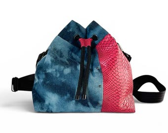 Bolso tipo cubo vegano hecho de mezclilla teñida a mano e imitación de piel de serpiente, bolso de hombro, pieza única hecha a mano, estilo años 80, bolso sostenible