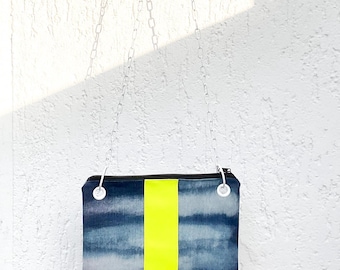 Bolso de mano vaquero con collar llamativo, estilo años 80, bolso de mezclilla teñido a mano, pieza única hecha a mano, bolso con cadena, moda sostenible.