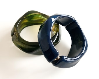 Statement bangles made of resin, marble jewelry, set of 2 bangles, transparent bangles, organic shapes, designer jewelry