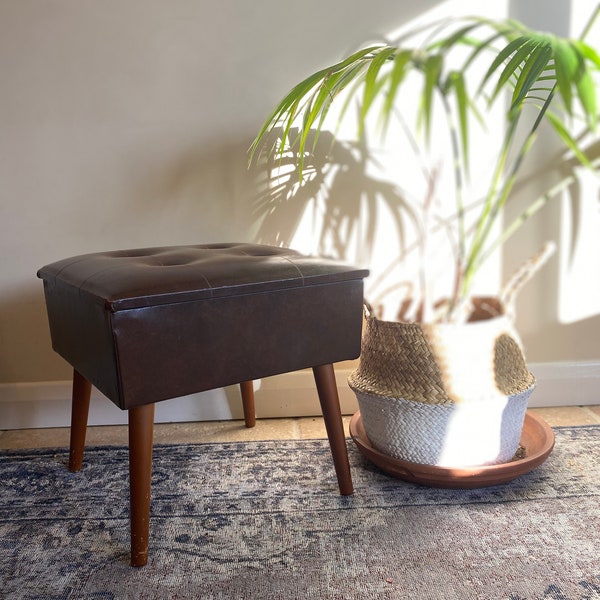 Scatola da cucire vintage, tavolo di stoccaggio, sgabello di stoccaggio, ottomano con stoccaggio, scatola da cucito in pelle vintage, sgabello Mid Century, mid century Storage