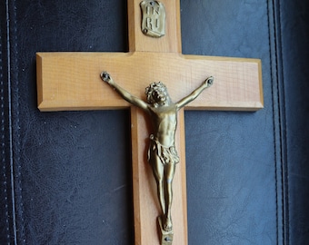 Crucifijo antiguo de madera/metal, 30 x 18 cm.