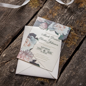 Realistische Creme-Elfenbein-farbene Eleganz-Blumen-Acryl laden mit Umschlägen für Hochzeit ein, Sweet 16, Quinceamaßa, Party, Bachelorette
