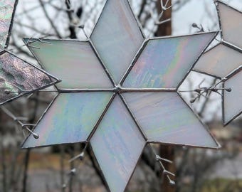 Adorno para ventana con forma de copo de nieve de cristal iridiscente, cadena plateada (21,5 cm)