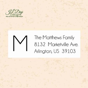 Może przedstawiać: Biała etykieta z czarną literą "M" i tekstem "The Matthews Family 8132 Marketville Ave. Arlington, US 39103".